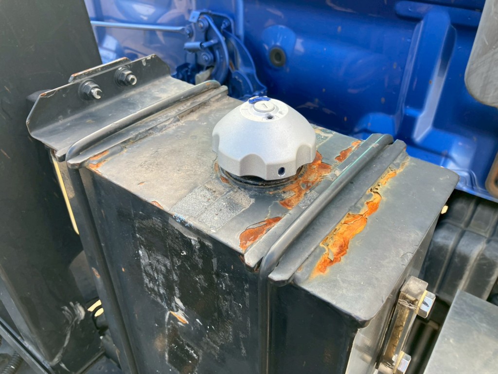 作動油タンクのキャップに異品が付いています。|日野 レンジャー LKG-FJ7JGAAの写真10