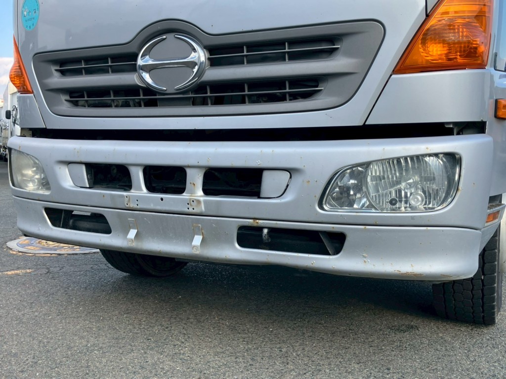 フロントバンパーにキズ・サビ・腐食・ヘコミがあります。|日野 レンジャー LKG-FJ7JGAAの写真17