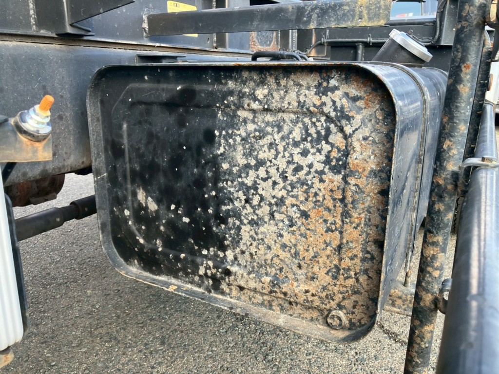 燃料タンクにサビがあります。|日野 レンジャー LKG-FJ7JGAAの写真23