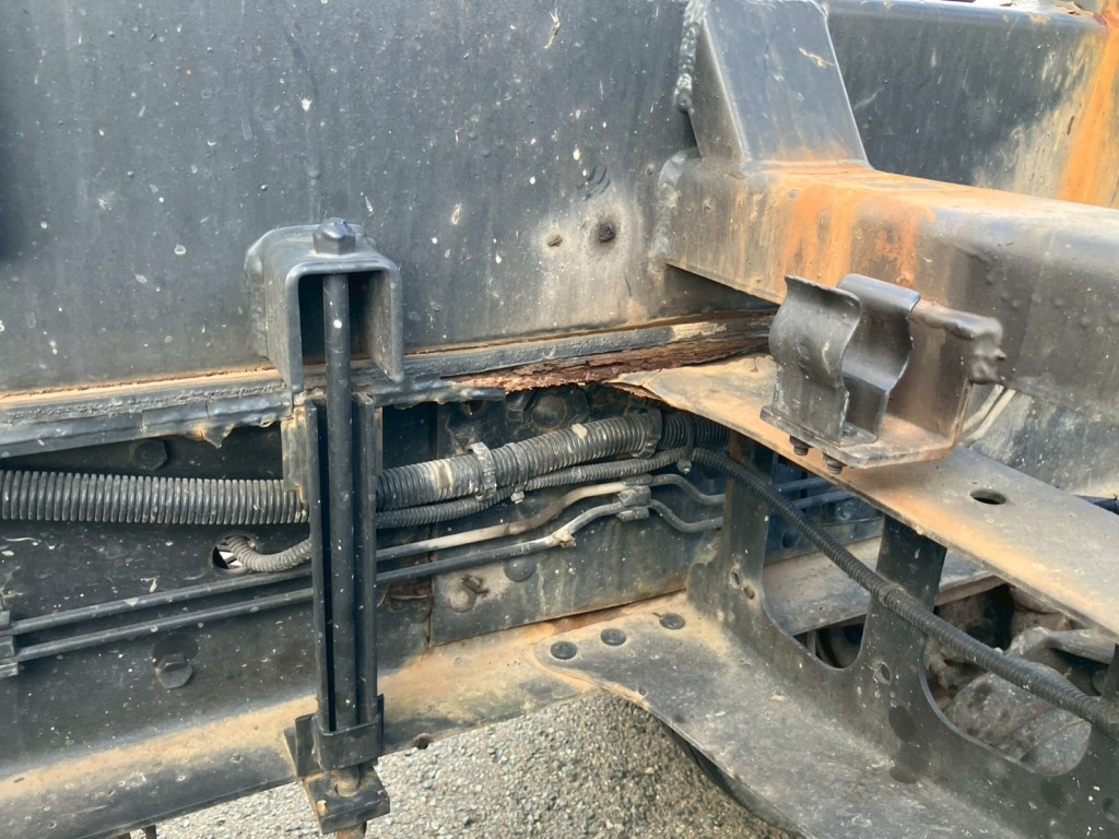 メインフレーム内側にサビ・腐食があります。|日野 レンジャー LKG-FJ7JGAAの写真24