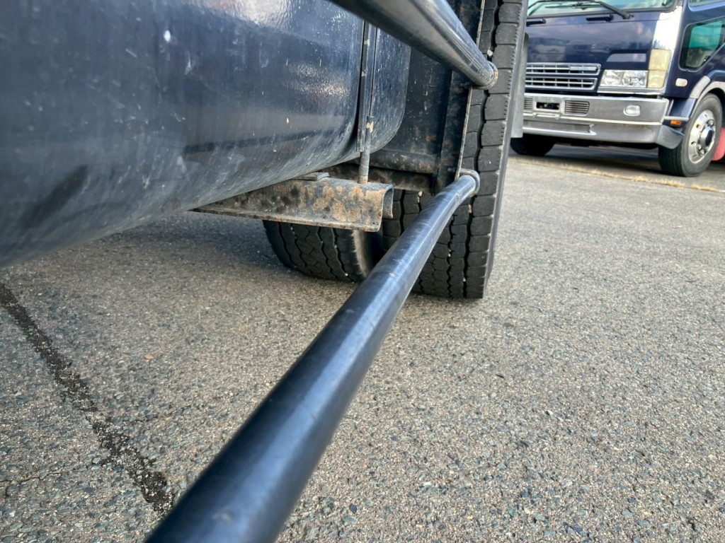 助手席側サイドバンパーに曲がりがあります。|日野 レンジャー LKG-FJ7JGAAの写真26