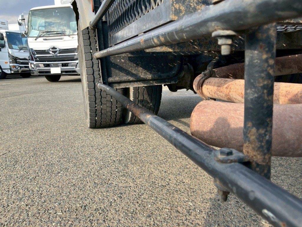 運転席側サイドバンパーに曲がりがあります。|日野 レンジャー LKG-FJ7JGAAの写真32