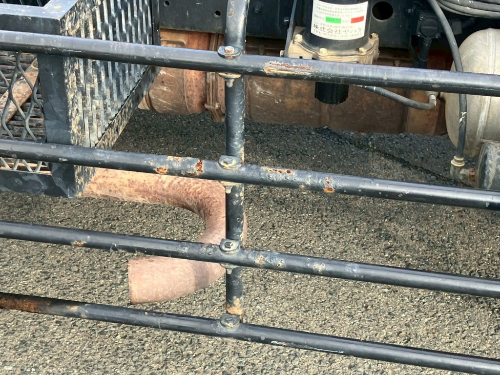 運転席側サイドバンパーにサビがあります。|日野 レンジャー LKG-FJ7JGAAの写真33