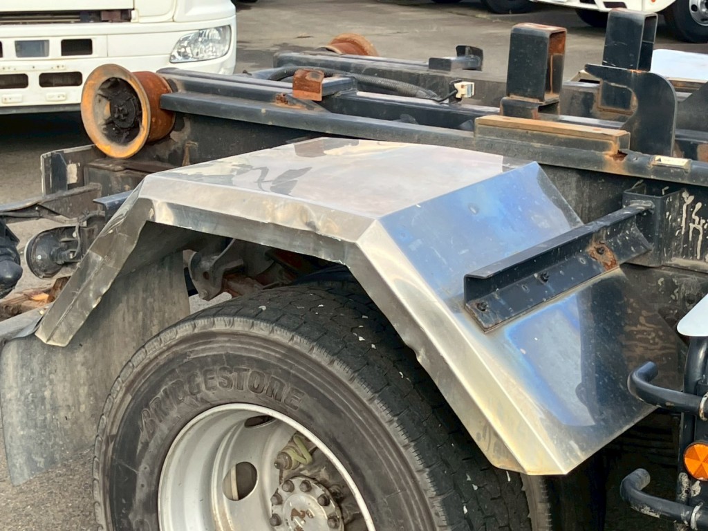 リアフェンダーにキズ・ヘコミがあります。|日野 レンジャー LKG-FJ7JGAAの写真34