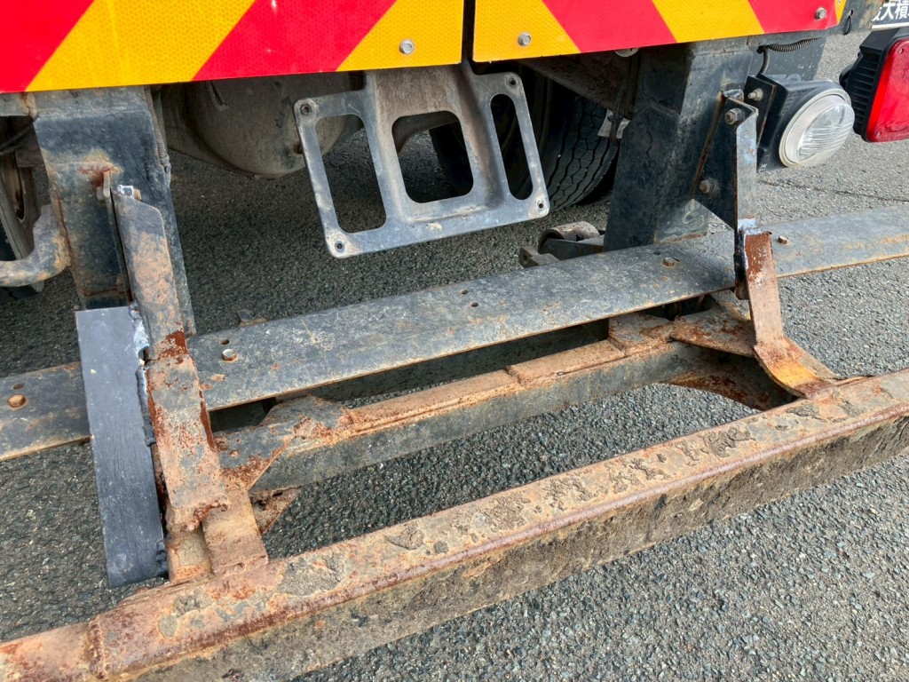 リアバンパーステーに割れ・曲がり・補修跡があります。|日野 レンジャー LKG-FJ7JGAAの写真36