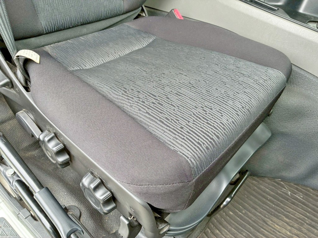 運転席座面にヘタリがあります。|三菱 スーパーグレート 2PG-FV70HXの写真8