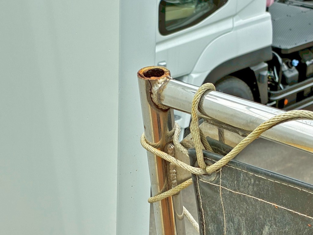 運転席側コボレーン前方の骨組みに亀裂があります。|三菱 スーパーグレート 2PG-FV70HXの写真16