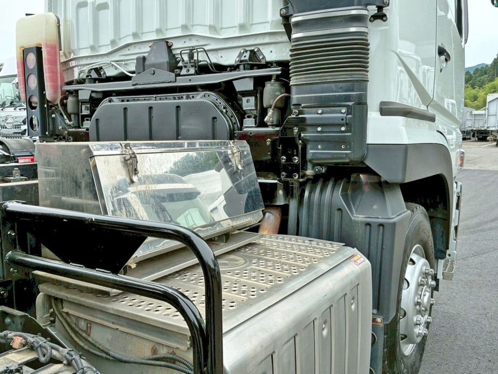 運転席側にステンレス製の工具箱が付いています。|三菱 スーパーグレート 2PG-FV70HXの写真23