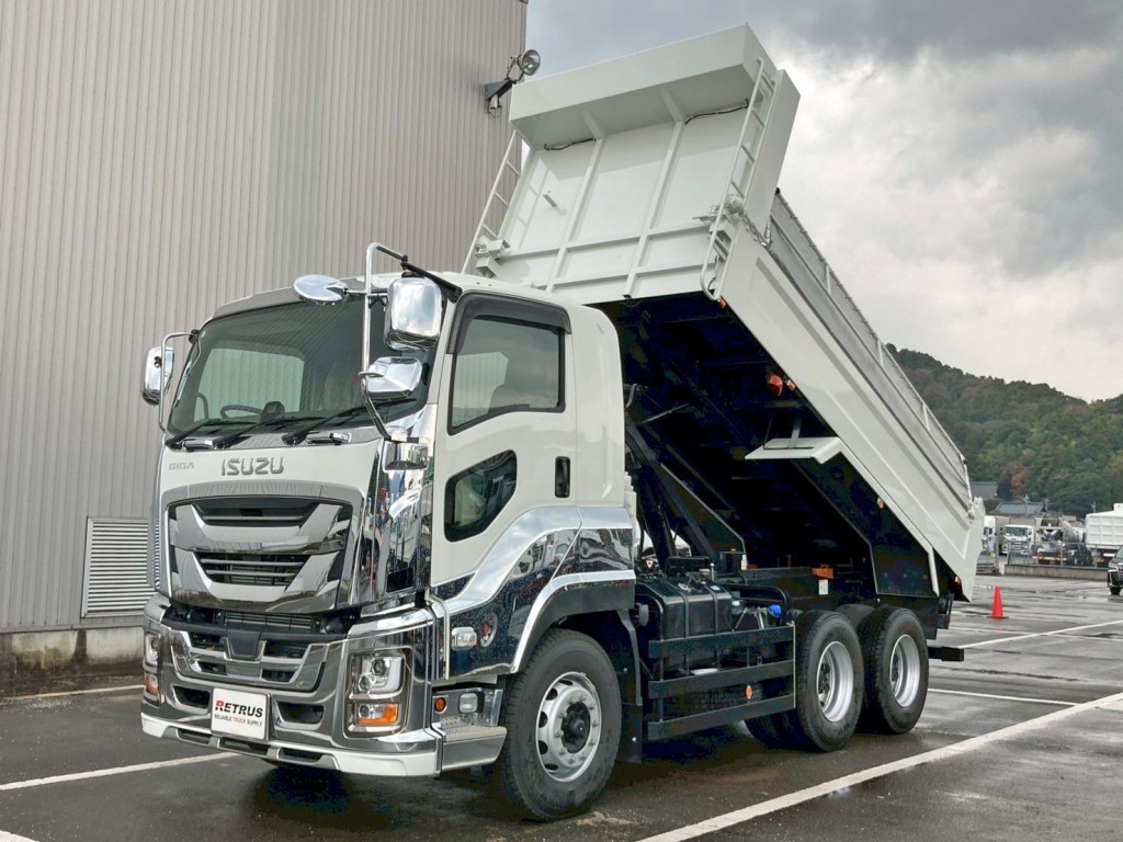 フロント周り、メッキパーツで飾っています。|いすゞ ギガ 2RG-CXZ77DTの写真1