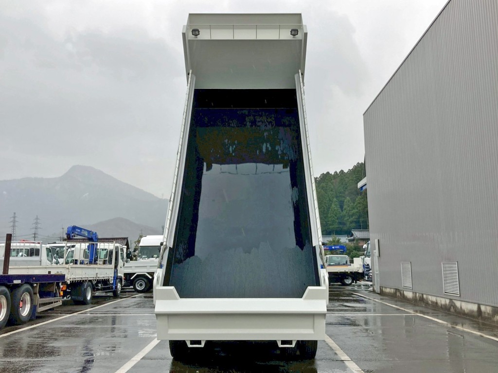 床は鉄板です。|いすゞ ギガ 2RG-CXZ77DTの写真8