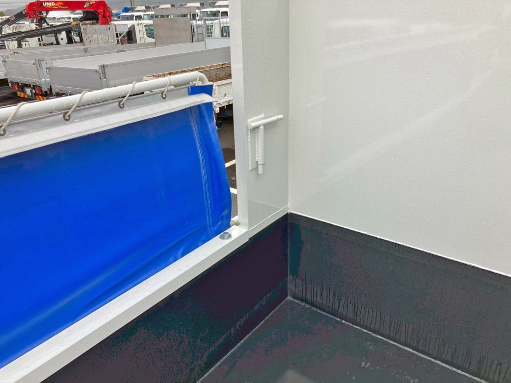 ボディー前方助手席側にコボレーンストッパーが付いています。|いすゞ ギガ 2RG-CXZ77DTの写真11