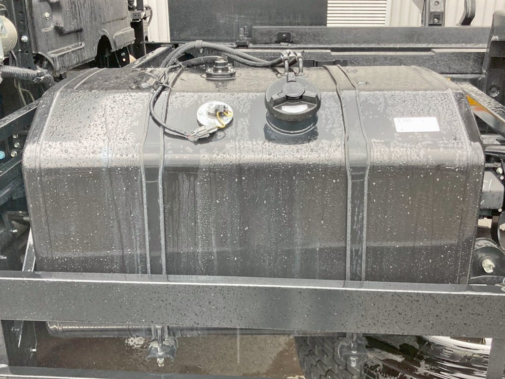 燃料タンクは300Lです。|いすゞ ギガ 2RG-CXZ77DTの写真22