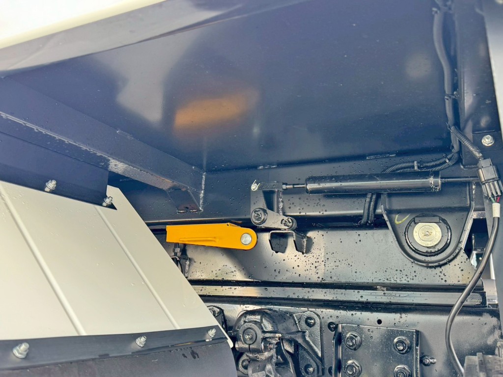 シャーシとネタの状態です。(縦ネタ・横ネタ鉄製です)|三菱 ファイター 2KG-FK72F(2WD)の写真6