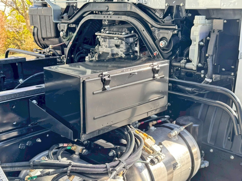 運転席側に工具箱が付いています。|三菱 ファイター 2KG-FK72F(2WD)の写真15