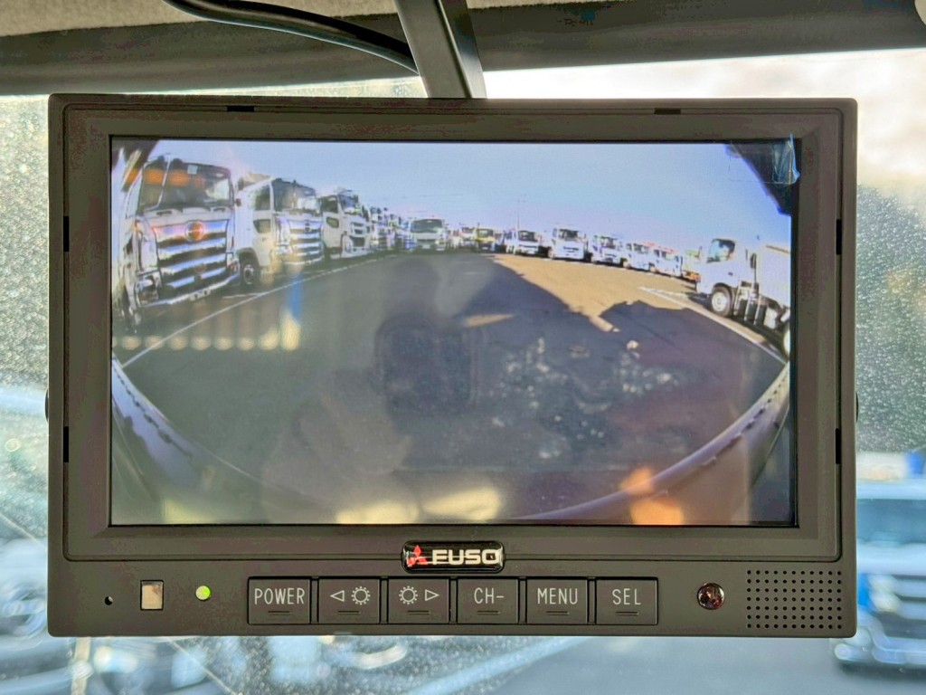 液晶バックモニター付きです。|三菱 ファイター 2KG-FK72F(2WD)の写真18