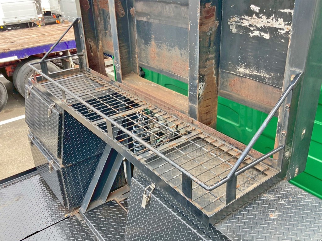 つい立下部の物入れの状態です。|ボルボ 不明の写真16