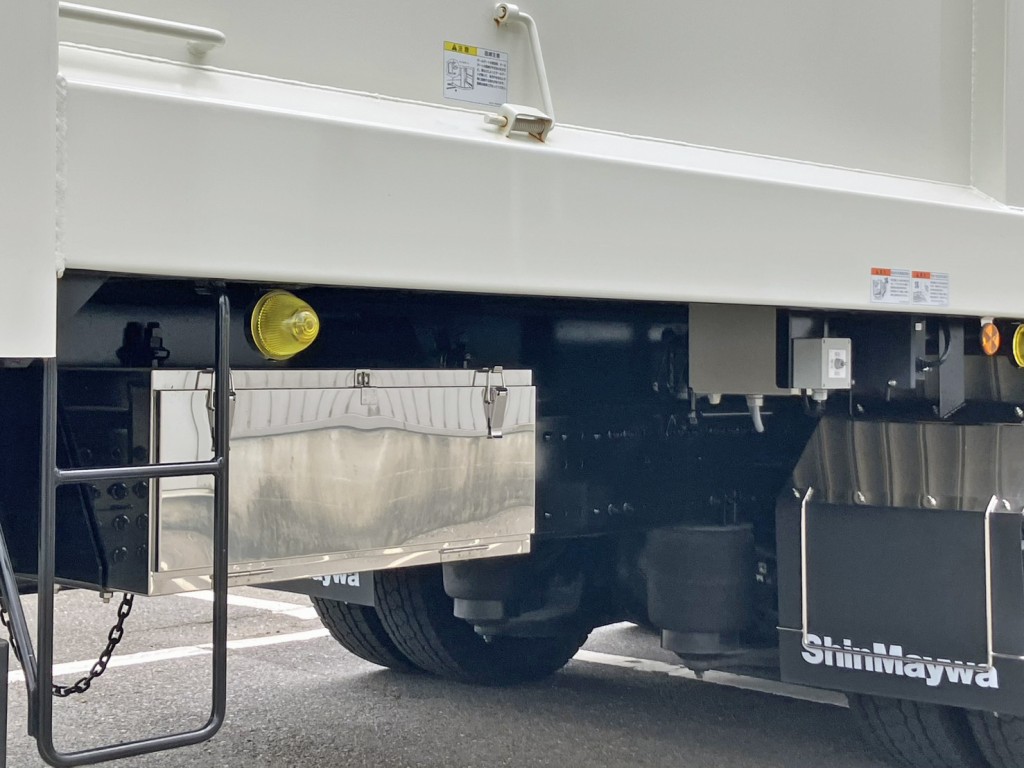 ボディー運転席側後方にステンレス製の工具箱が付いています。|日野 プロフィア 2DG-FW1AHCの写真20