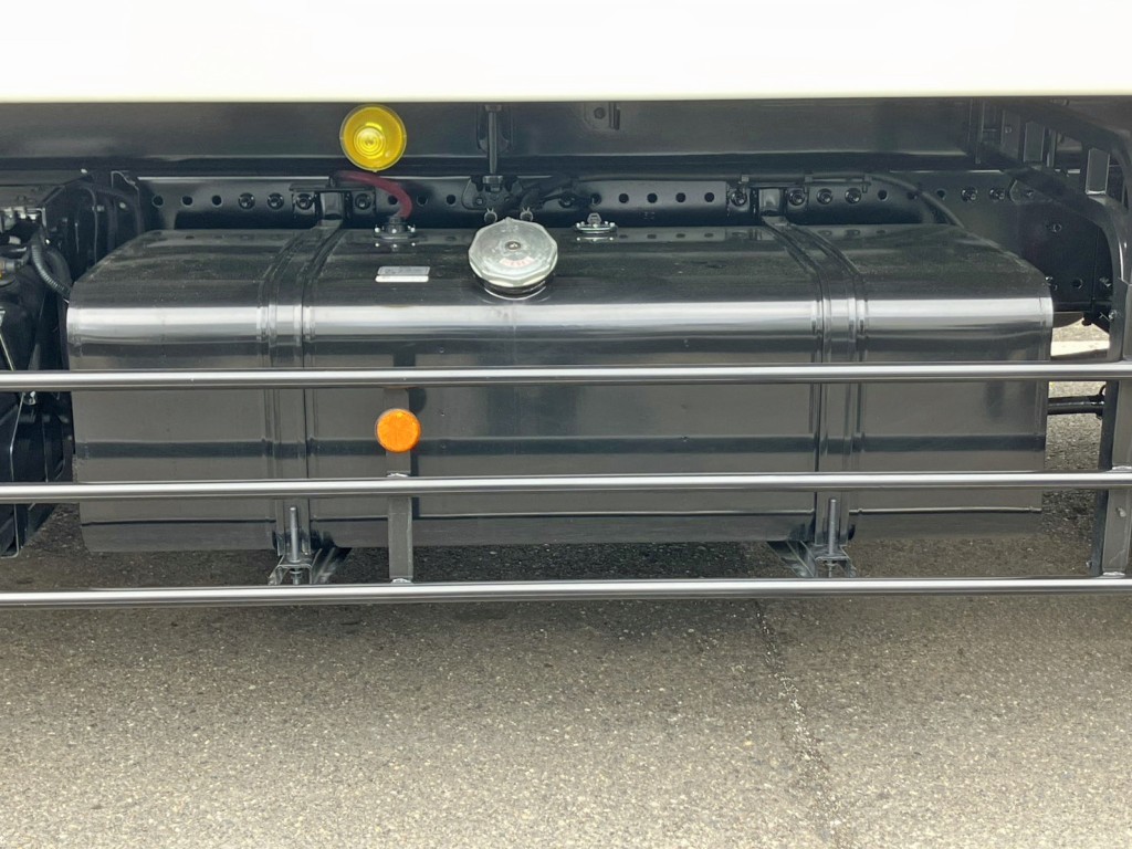 燃料タンクは300Lです。|日野 プロフィア 2DG-FW1AHCの写真23