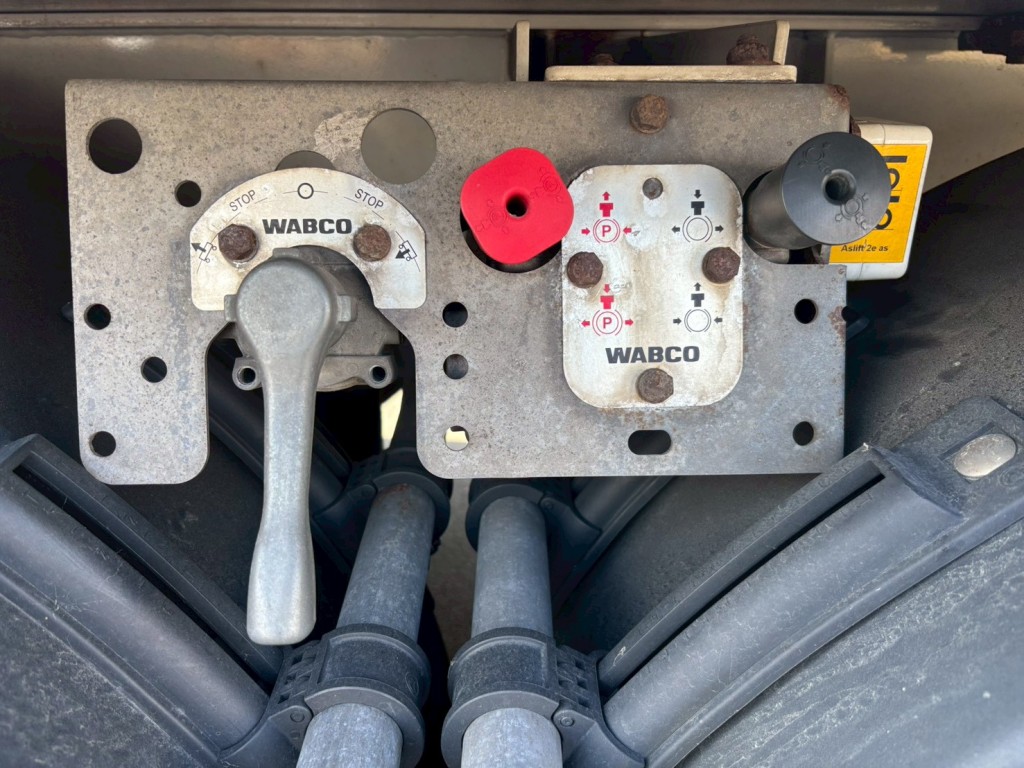 車高調整レバーと駐車ブレーキです。|PACTON  不明の写真30