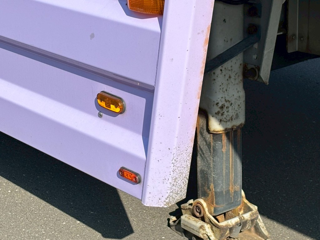 サイドバンパーカバー前方に飛び石跡があります。|PACTON  不明の写真39