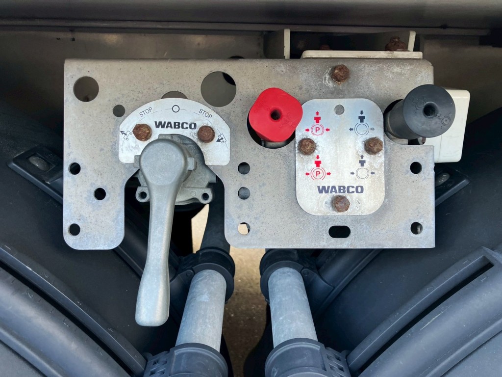 車高調整レバーと駐車ブレーキです。|PACTON  不明の写真25