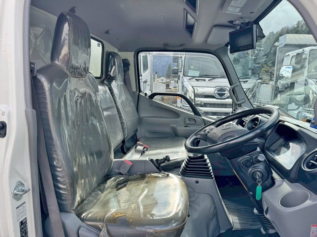 乗車定員は3名です。|日野 デュトロ 2RG-XZU605X(2WD)の写真7