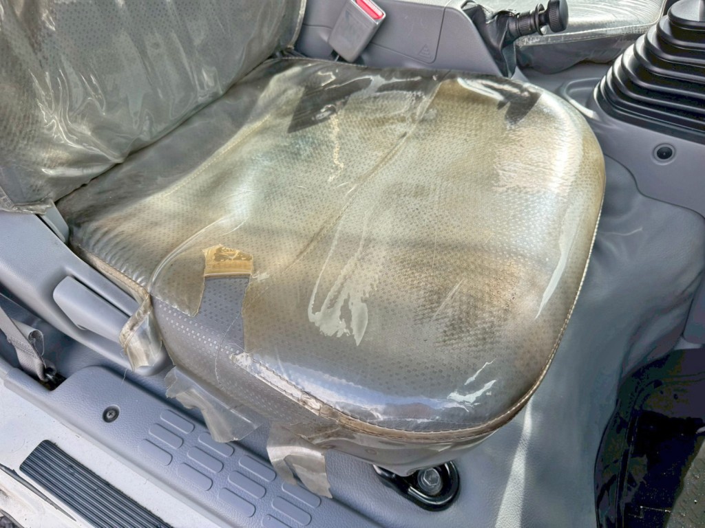 運転席座面にヘタリがあります。|日野 デュトロ 2RG-XZU605X(2WD)の写真8