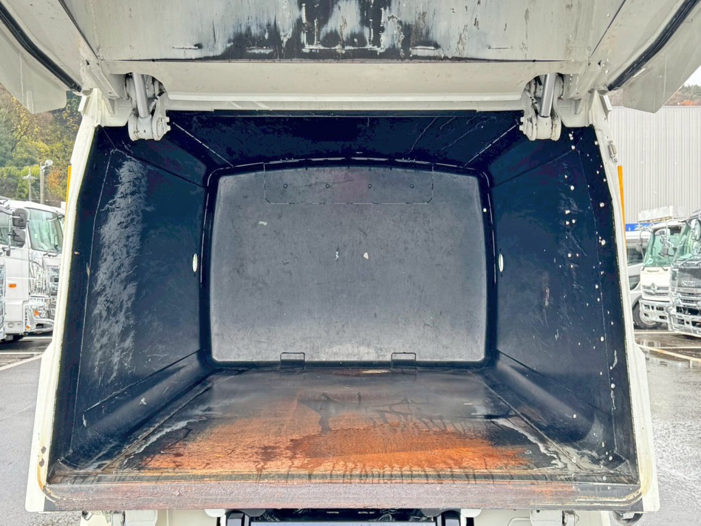 タンク内部の状態です。|日野 デュトロ 2RG-XZU605X(2WD)の写真12