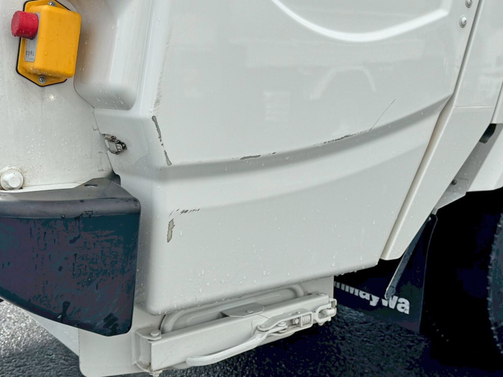 ボディー運転席側後方下部にキズがあります。|日野 デュトロ 2RG-XZU605X(2WD)の写真20