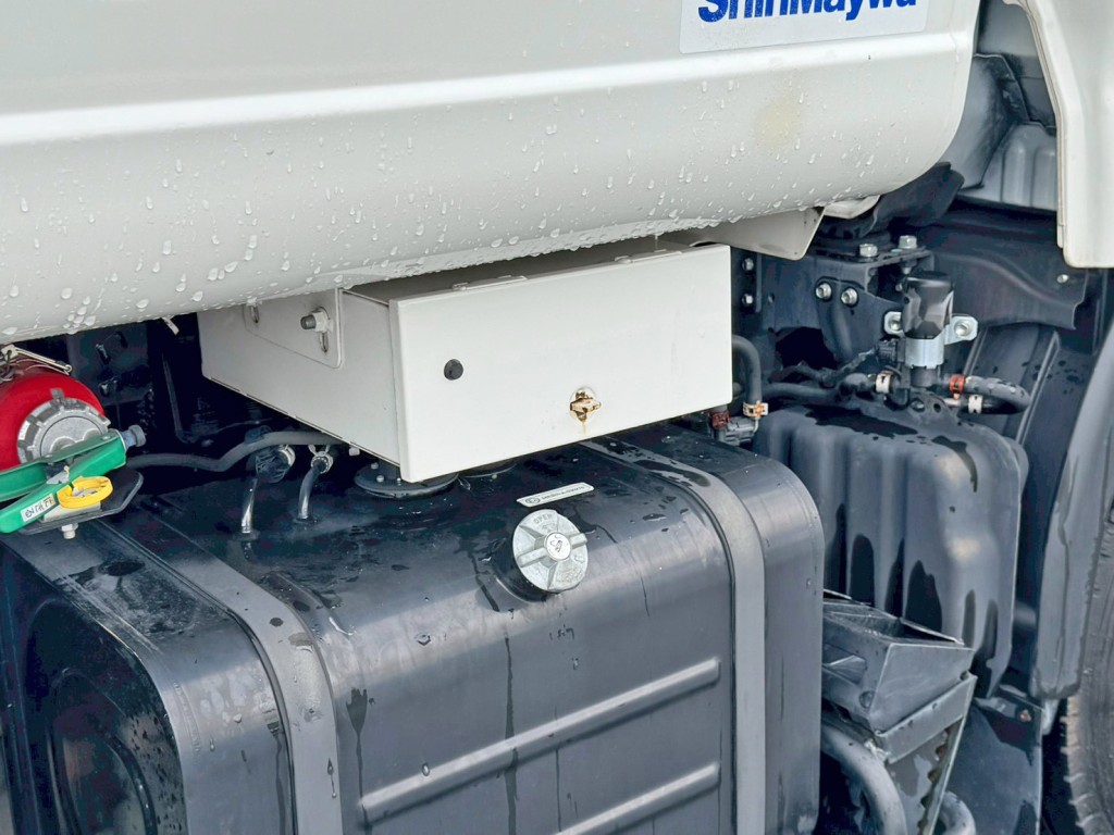 運転席側前方に工具箱が付いています。|日野 デュトロ 2RG-XZU605X(2WD)の写真24