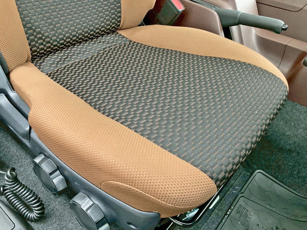 運転席座面にヘタリがあります。|日野 レンジャー 2PG-FD2ABG(2WD)の写真8