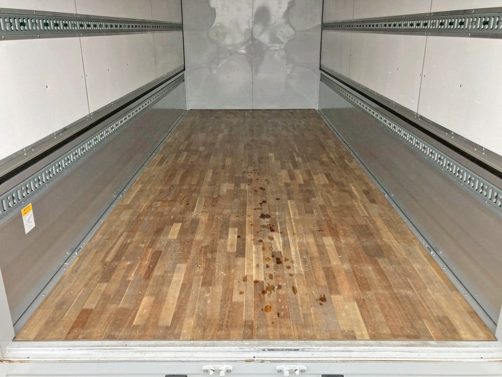 床は板張りです。|日野 レンジャー 2PG-FD2ABG(2WD)の写真11