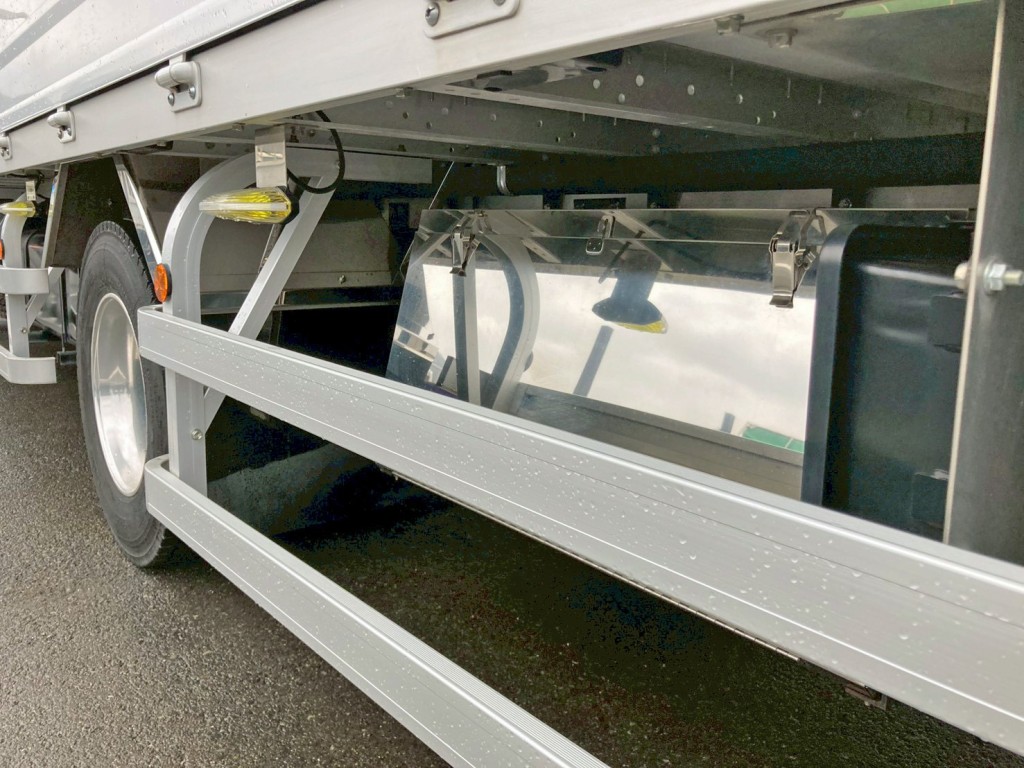 ボディー助手席側後方にステンレス製の工具箱が付いています。|日野 レンジャー 2PG-FD2ABG(2WD)の写真13