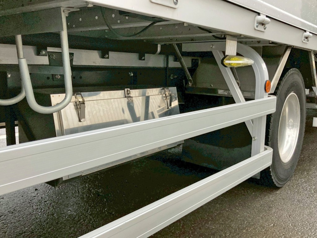 ボディー運転席側後方にステンレス製の工具箱が付いています。|日野 レンジャー 2PG-FD2ABG(2WD)の写真14