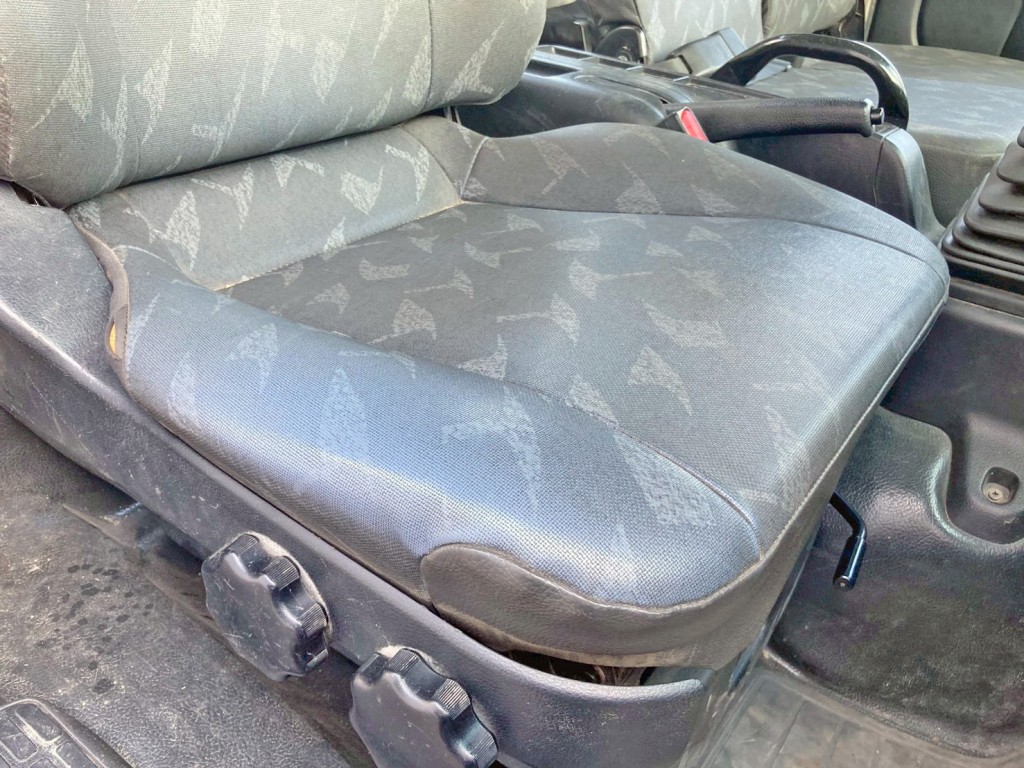 運転席座面にヘタリがあります。|日野 レンジャー TKG-FC9JKAP(2WD)の写真8