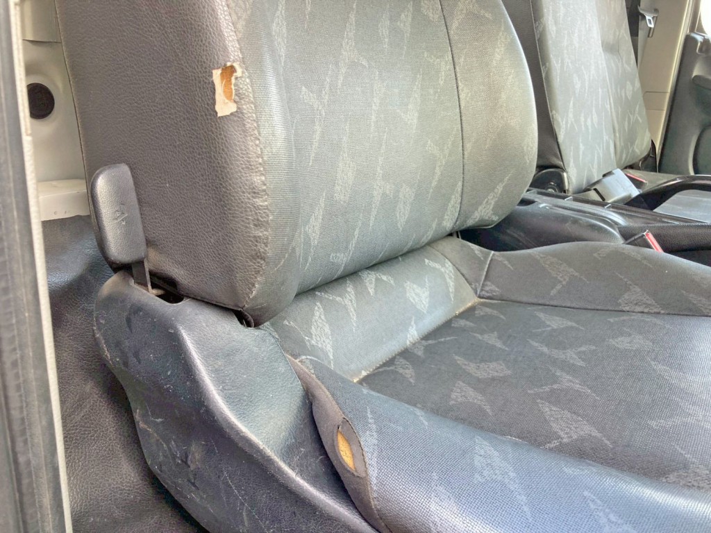 運転席座面 及び 背もたれに破れがあります。|日野 レンジャー TKG-FC9JKAP(2WD)の写真9