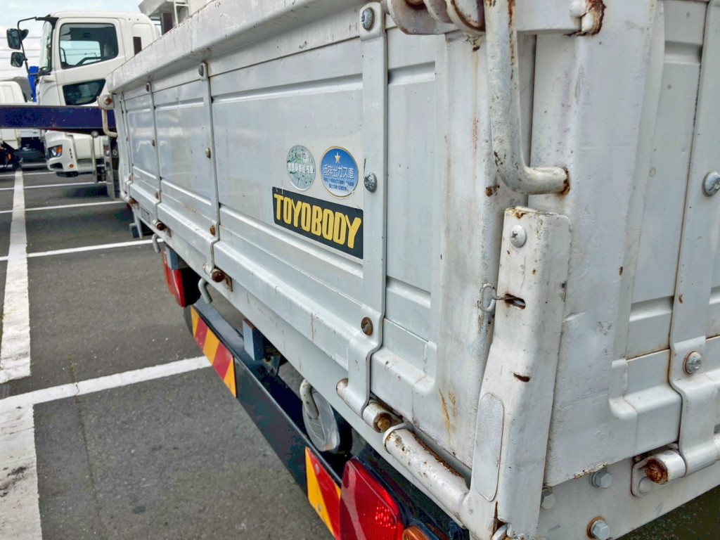 リヤアオリ運転席側にヘコミがあります。|日野 レンジャー TKG-FC9JKAP(2WD)の写真15