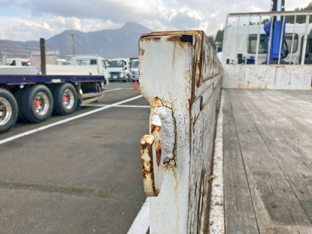 リヤアオリ助手席側ロック取付部に亀裂があります。|日野 レンジャー TKG-FC9JKAP(2WD)の写真17