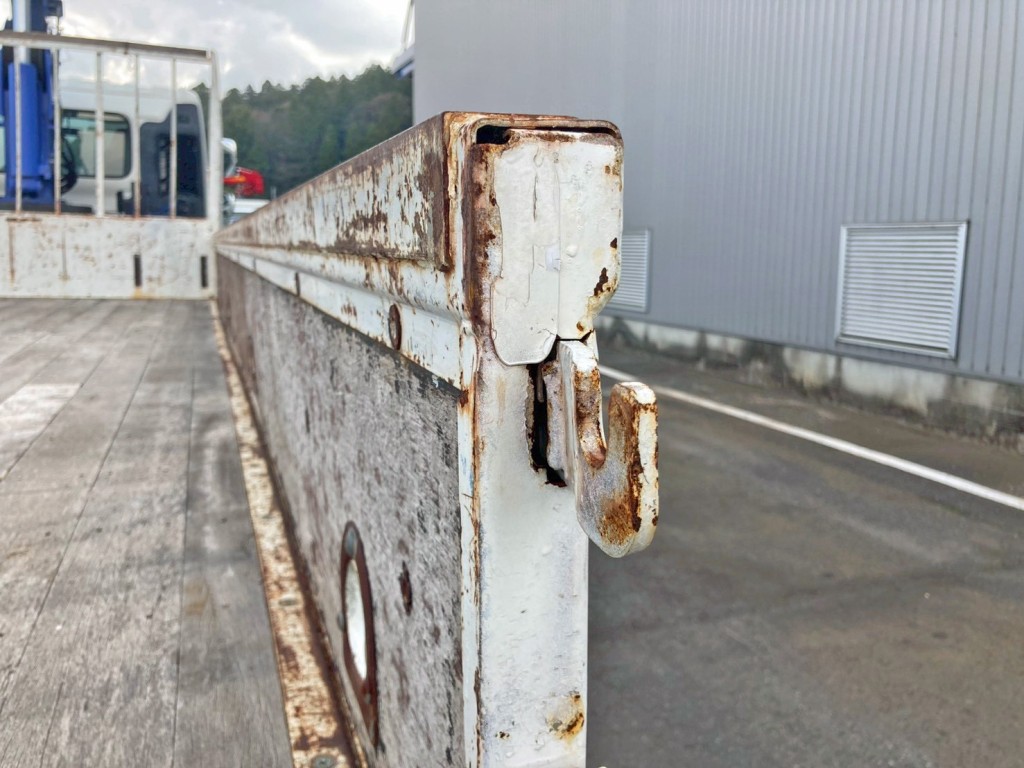 リヤアオリ運転席側ロック取付部に割れがあります。|日野 レンジャー TKG-FC9JKAP(2WD)の写真18