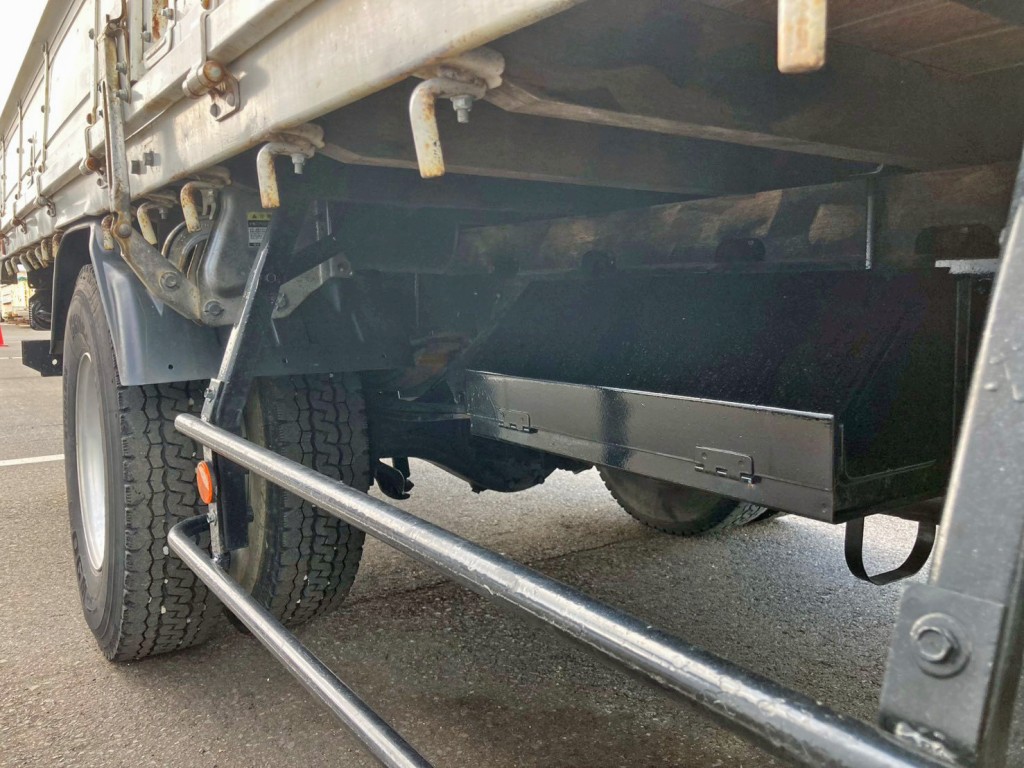 ボディー運転席側中央部に工具箱が付いています。|日野 レンジャー TKG-FC9JKAP(2WD)の写真27