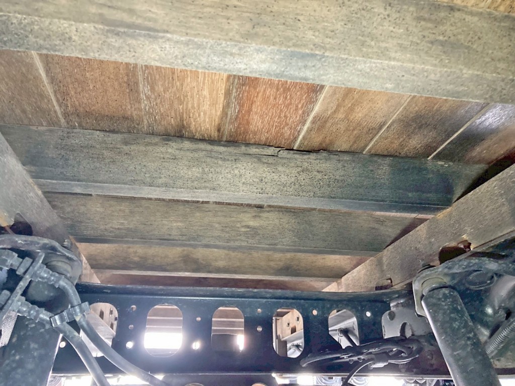 後軸タイヤ間の横ネタに割れがあります。|日野 レンジャー TKG-FC9JKAP(2WD)の写真29