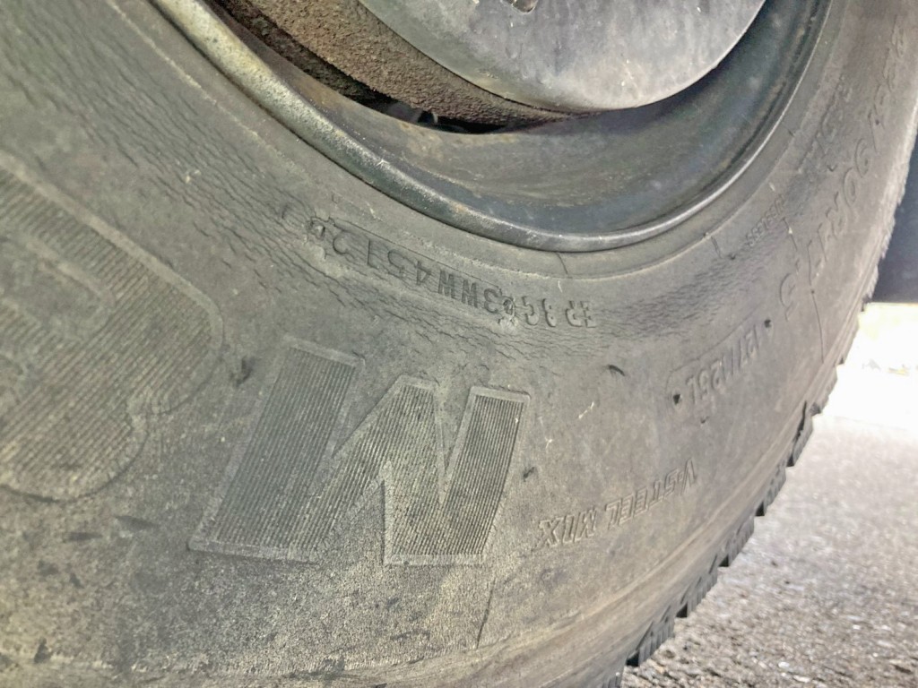 後軸左右内側タイヤのサイドウォール部に劣化によるひび割れがあります。(運転席側)|日野 レンジャー TKG-FC9JKAP(2WD)の写真32