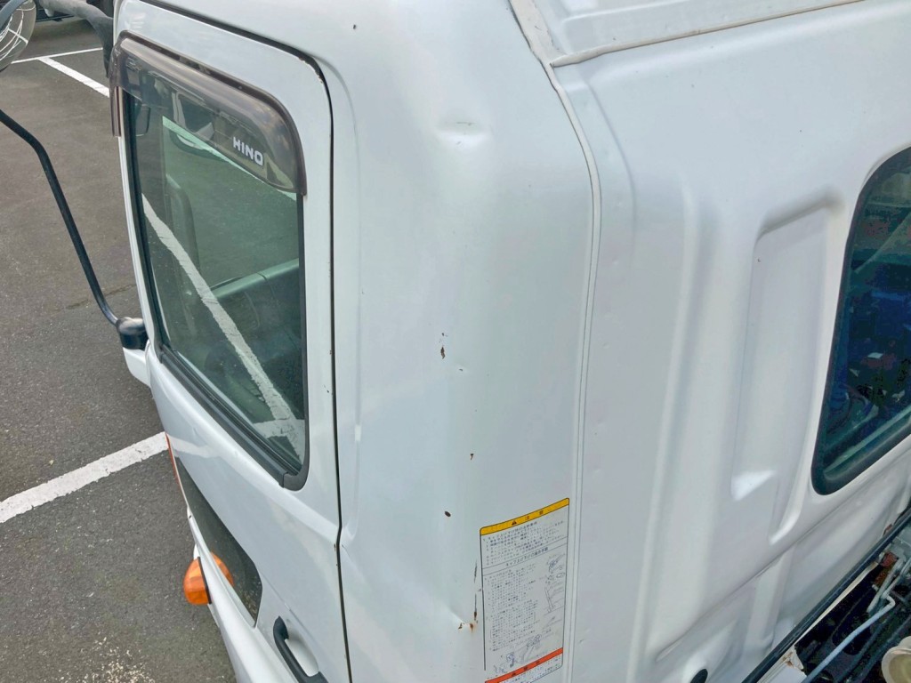 助手席側クォーターパネル上部にヘコミがあります。|日野 レンジャー TKG-FC9JKAP(2WD)の写真33