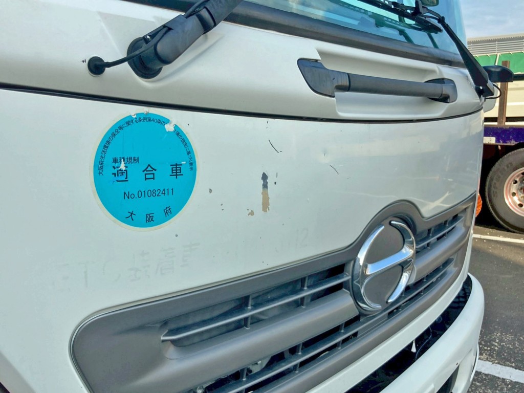 フロントパネルにキズ・ヘコミ・塗装剝がれがあります。|日野 レンジャー TKG-FC9JKAP(2WD)の写真38