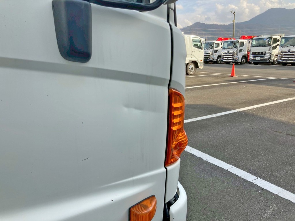 運転席ドア前方にヘコミがあります。|日野 レンジャー TKG-FC9JKAP(2WD)の写真39