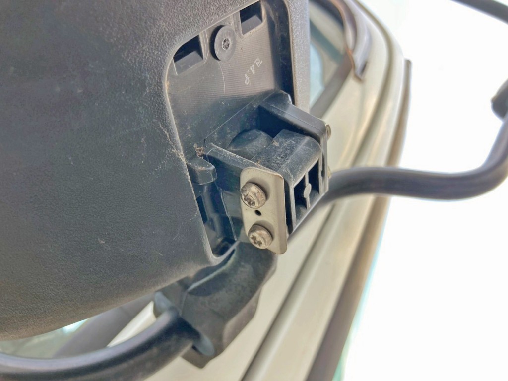 運転席側補助ミラー取付部に割れがあります。|日野 レンジャー TKG-FC9JKAP(2WD)の写真42