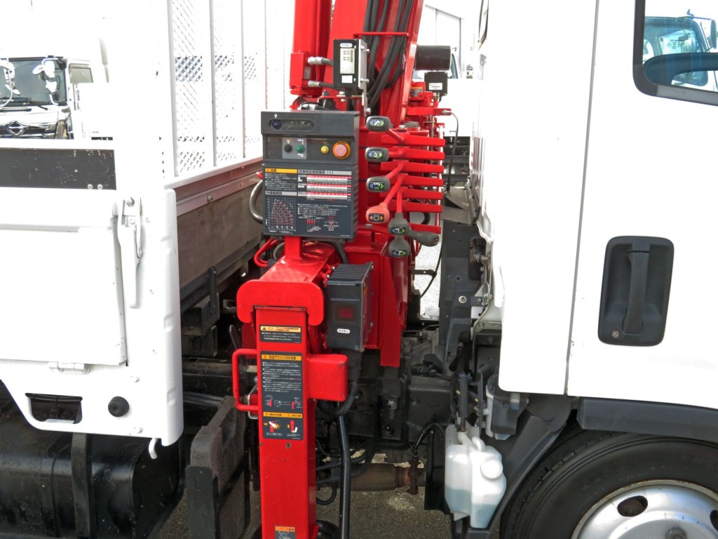 アウトリガーは差し違い式です。|いすゞ エルフ 2RG-NMR88AR(2WD)の写真10