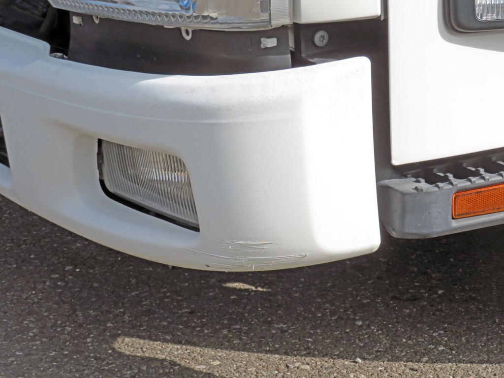 フロントバンパー助手席側にキズがあります。|いすゞ エルフ 2RG-NMR88AR(2WD)の写真16