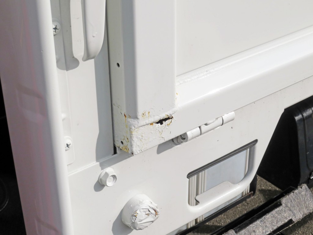 助手席側あおりのカドにサビがあります。|いすゞ エルフ 2RG-NMR88AR(2WD)の写真20