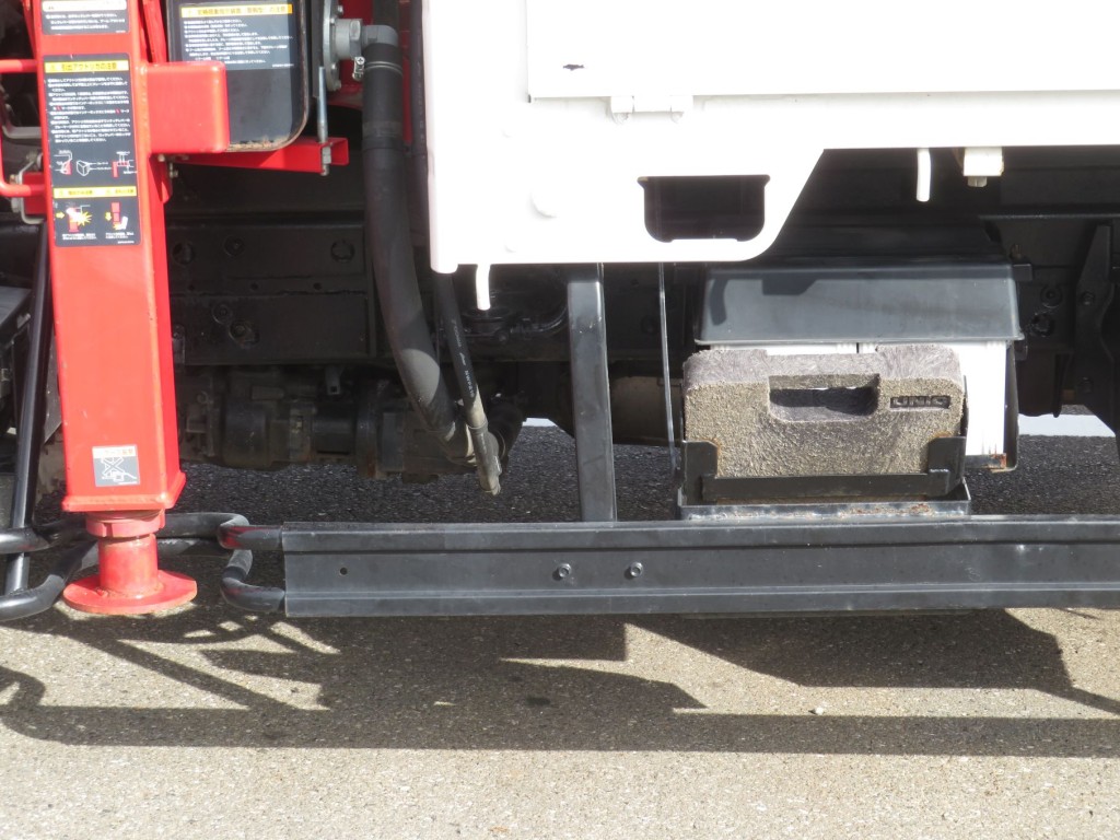 サイドバンパーステーに曲がりがあります。|いすゞ エルフ 2RG-NMR88AR(2WD)の写真21